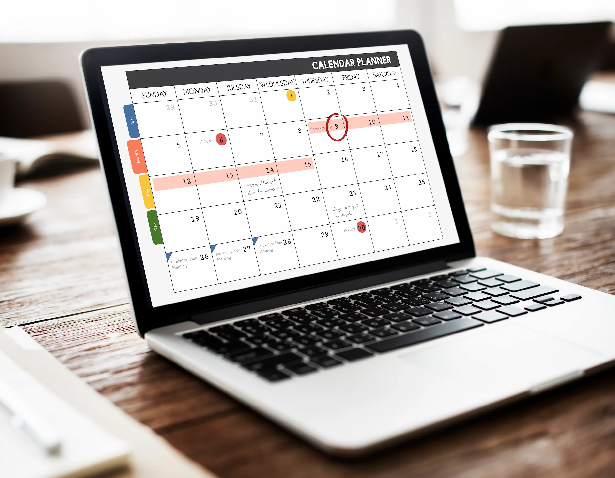 Calendário de feriados prolongados na Bahia em 2026 Calendário mensal exibido em notebook ilustra a organização de feriados e folgas prolongadas na Bahia em 2026.