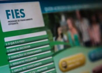 Foto em close de uma tela de computador exibindo o portal oficial do Fies, com destaque para as opções de "Como se inscrever" e "Simule seu financiamento".