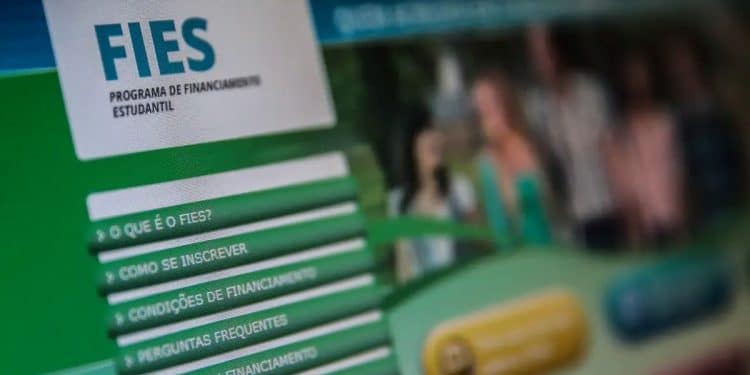 Foto em close de uma tela de computador exibindo o portal oficial do Fies, com destaque para as opções de "Como se inscrever" e "Simule seu financiamento".