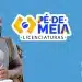 Homem sorridente com mochila segurando uma folha de papel, ao lado do logo do programa Pé-de-Meia Licenciaturas, com fundo azul.