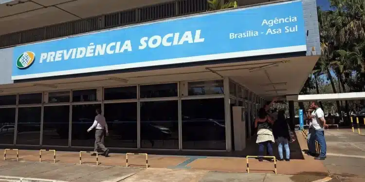 Agência do INSS em Brasília, com clientes na fila e funcionários trabalhando no local.