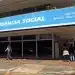 Agência do INSS em Brasília, com clientes na fila e funcionários trabalhando no local.