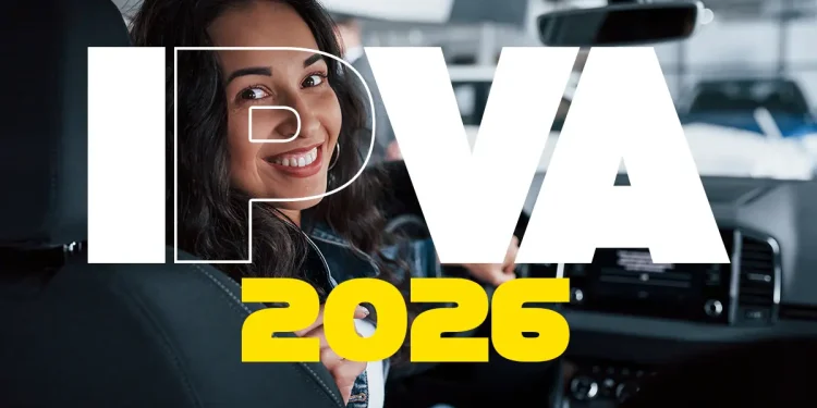 Imagem de uma pessoa sorrindo no carro com a marcação do IPVA 2026.