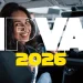 Imagem de uma pessoa sorrindo no carro com a marcação do IPVA 2026.