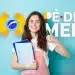 Estudante de escola em tempo integral segurando cadernos e fazendo sinal de positivo, representando os benefícios do programa Pé-de-Meia para estudantes de ensino médio.