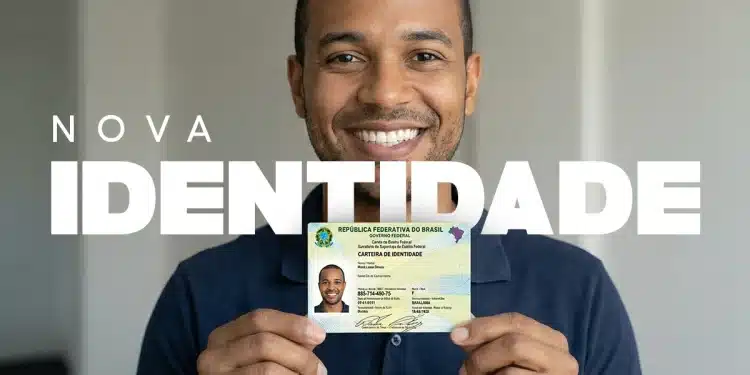 Homem sorrindo com a nova carteira de identidade brasileira em mãos, anunciando o atendimento por ordem de chegada até 22 de janeiro.