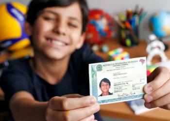 Criança com nova carteira de identidade brasileira, simplificando a abertura de conta bancária para crianças e adolescentes.