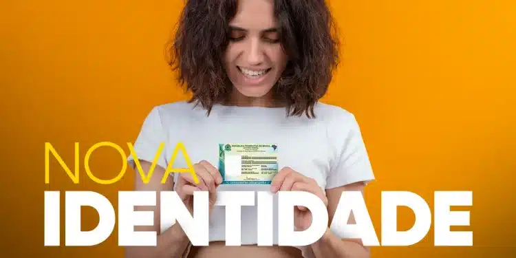 Pessoa segurando a nova Carteira de Identidade do Brasil, destacando o lançamento da nova versão do documento.