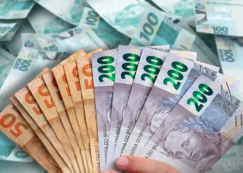 Vários cartões de dinheiro brasileiro, notas de 50, 100 e 200 reais em destaque