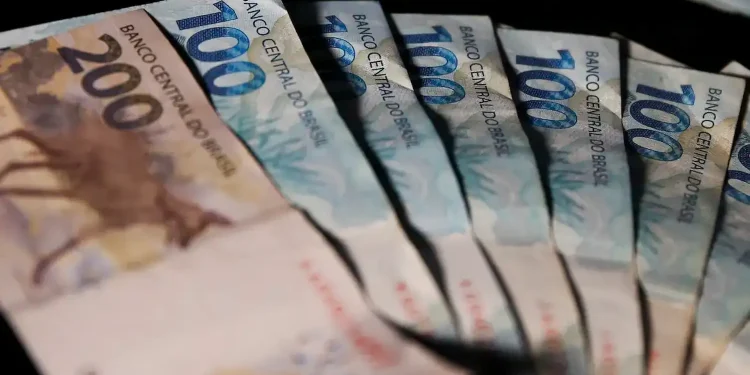 Cédulas de real do Brasil, com destaque para notas de 100 e 200 reais, representando aumento no salário mínimo.