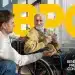 Homem jovem conversa com idoso em cadeira de rodas, ilustrando Benefício de Prestação Continuada (BPC)