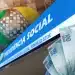 Fachada da Previdência Social com notas de reais 50 e 100 representando benefícios financeiros