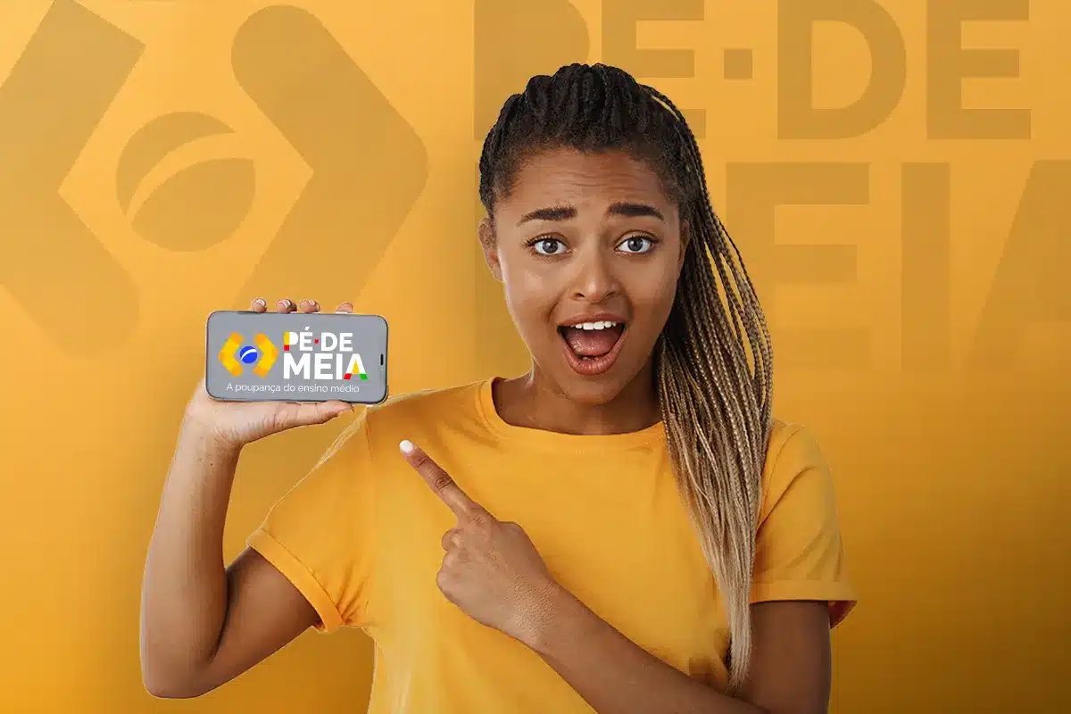 Mulher apontando para o celular com o logo do Pé-de-Meia, simbolizando a consulta da elegibilidade para o pagamento.