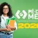 Estudante jovem de cabelos cacheados e óculos, vestindo camisa verde claro e segurando cadernos coloridos. À direita, o logotipo "PÉ-DE-MEIA - A poupança do ensino médio" em branco e o ano "2026" em amarelo, sobre um fundo verde sólido.