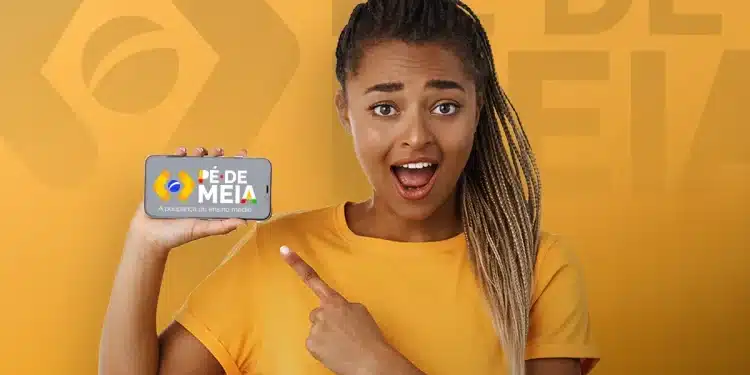 Jovem mulher com expressão surpresa segurando celular que mostra logo Pé de Meia e frase A poupança do ensino médio