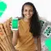 Estudante segura celular com Pix enquanto notas de dinheiro representam o benefício Pé-de-Meia 2026 e a regra do pagamento de R$ 200.