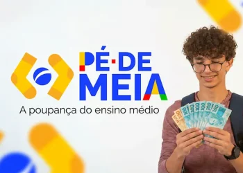 Estudante segurando dinheiro ao lado da marca do Pé-de-Meia, representando o pagamento de R$ 1.200 em junho para alunos do ensino médio público.