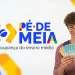 Estudante segurando dinheiro ao lado da marca do Pé-de-Meia, representando o pagamento de R$ 1.200 em junho para alunos do ensino médio público.