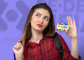 Estudante exibe cartão do programa Pé-de-Meia 2026
