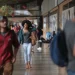 Estudante caminha por corredor universitário representando o desafio de atrair jovens para a carreira docente no Brasil.