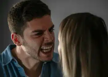 Homem gritando durante uma discussão intensa, representando comportamentos típicos de pessoas narcisistas.