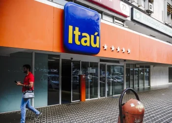 Imagem de fachada de uma agência Itaú, representando o processo seletivo com vagas abertas.