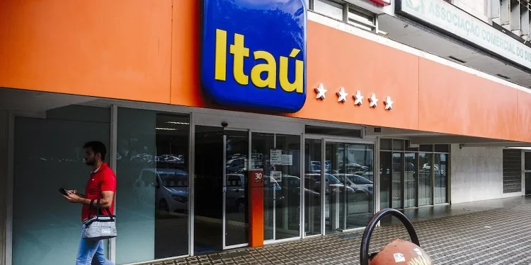 Imagem de fachada de uma agência Itaú, representando o processo seletivo com vagas abertas.