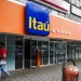 Imagem de fachada de uma agência Itaú, representando o processo seletivo com vagas abertas.