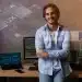 Profissional trabalhando em programação de software, destacando a profissão de desenvolvedor de software, uma carreira promissora sem faculdade.
