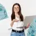 Mulher com notebook simboliza crescimento profissional e oportunidades de renda no mercado de trabalho.