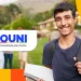 Estudante sorrindo com material escolar, em ambiente externo, destacando o programa Prouni 2026.