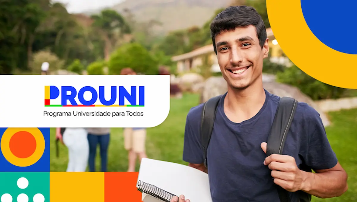 Estudante sorrindo com material escolar, em ambiente externo, destacando o programa Prouni 2026.