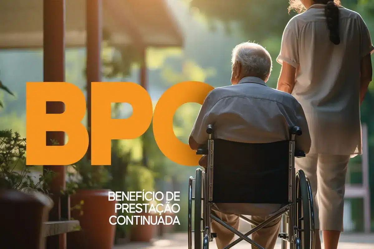 Idoso em cadeira de rodas recebendo BPC Benefício de Prestação Continuada que não dá direito ao décimo terceiro.