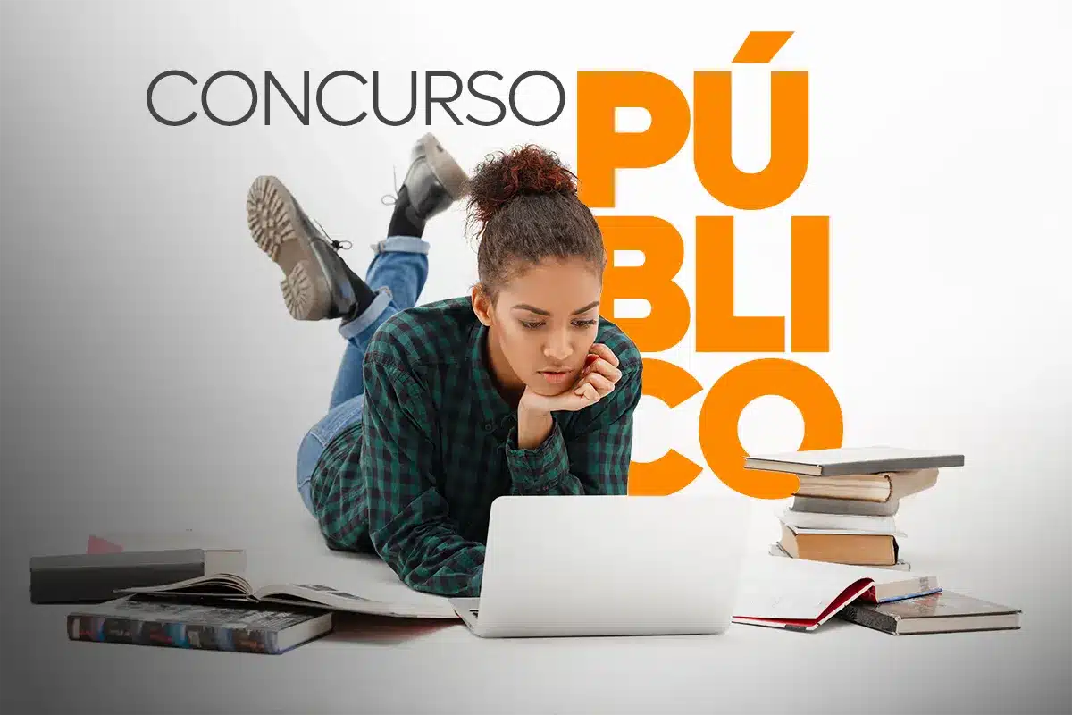 Jovem deitada estudando com notebook e livros ao redor com texto concurso público em destaque.