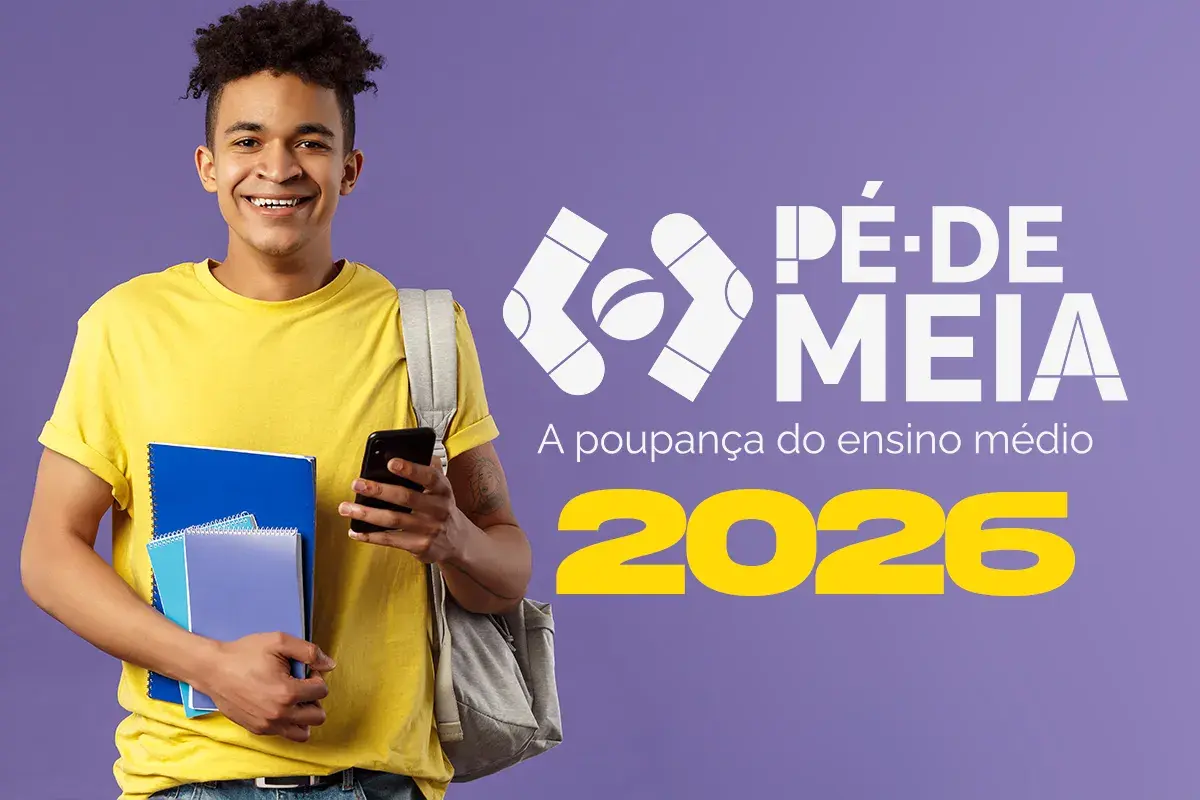Jovem sorrindo com camiseta amarela segurando caderno e celular, ao lado do logotipo do programa Pé-de-Meia 2026, com fundo roxo.