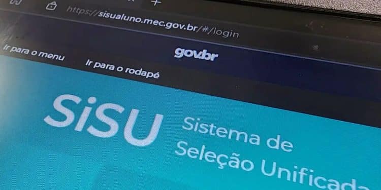 Tela de computador exibindo o portal oficial do SiSU (Sistema de Seleção Unificada). No centro, o logotipo "SiSU" em branco sobre um fundo azul claro e, acima, a barra de navegação do navegador com o endereço sisu.mec.gov.br e o logo do portal gov.br.