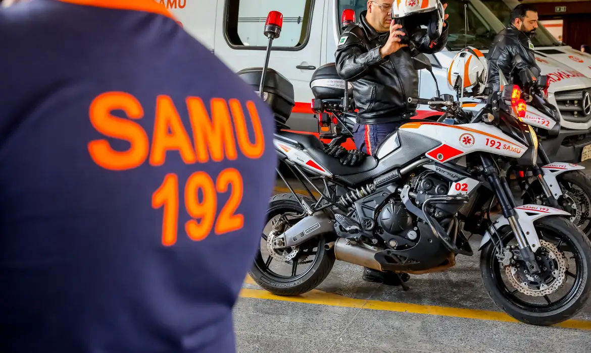 Profissionais do SAMU 192 preparando motocicletas para atendimento de emergência