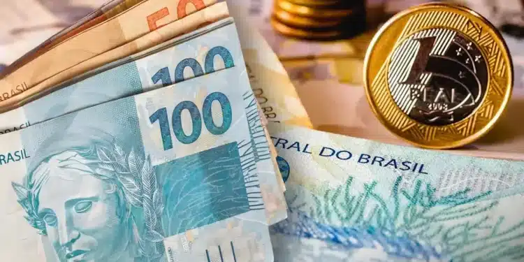Notas de dinheiro e moedas brasileiras representando os valores do saque-aniversário do FGTS.