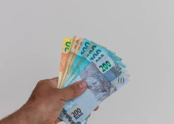 Dinheiro em espécie com notas de R$ 200 e R$ 30, representando a quantia disponível para saque de até R$ 6.220 da Caixa Econômica Federal.