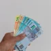 Dinheiro em espécie com notas de R$ 200 e R$ 30, representando a quantia disponível para saque de até R$ 6.220 da Caixa Econômica Federal.