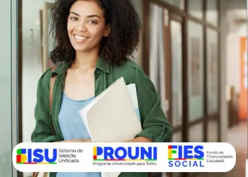 Estudante sorrindo com pastas na mão, representando as opções de ingresso universitário através dos programas Sisu, Prouni e Fies 2026.