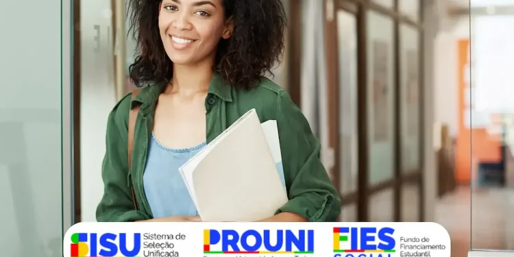 Estudante sorrindo com pastas na mão, representando as opções de ingresso universitário através dos programas Sisu, Prouni e Fies 2026.