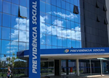 Fachada do INSS destacando suspensão de atendimento digital e online do INSS.