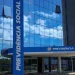 Fachada do INSS destacando suspensão de atendimento digital e online do INSS.