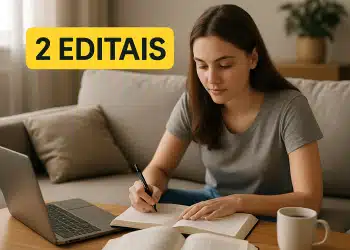 Mulher estudando em casa com notebook, livros e caneca ao lado, texto '2 editais' destacado.
