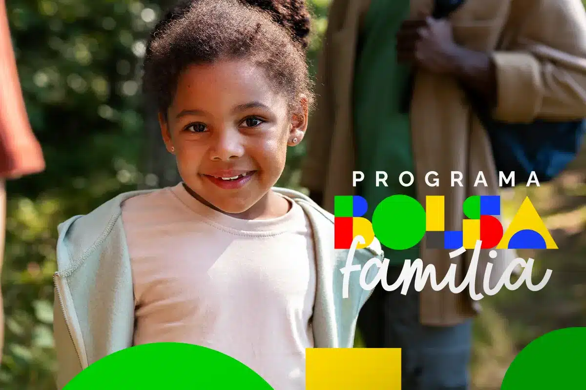 Menina sorridente com moletom claro em área verde, logo do Bolsa Família em destaque.