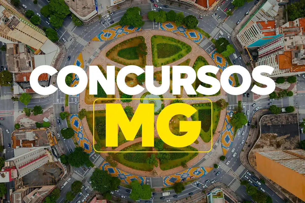 Praça da Liberdade em Belo Horizonte vista de cima com grafismo “Concursos MG” centralizado.