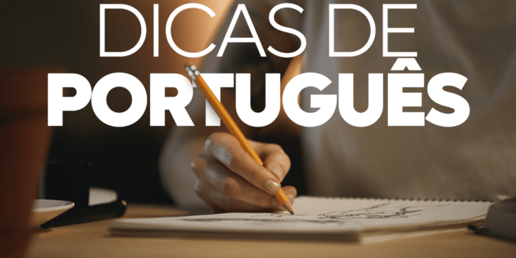 Pessoa escrevendo em um caderno, com foco na mão segurando um lápis, sobre uma mesa, com o título 'Dicas de Português' ao fundo, ilustrando o processo de aprendizagem sobre o uso correto da palavra 'grama'.