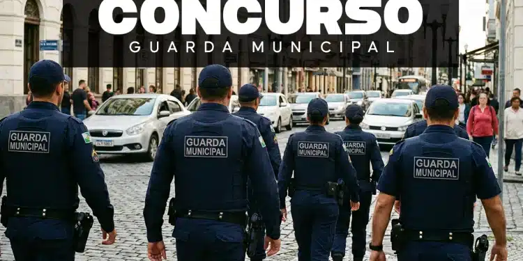 Guardas municipais patrulhando.