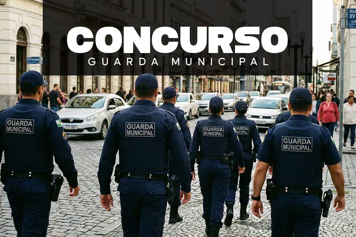Guardas municipais patrulhando.